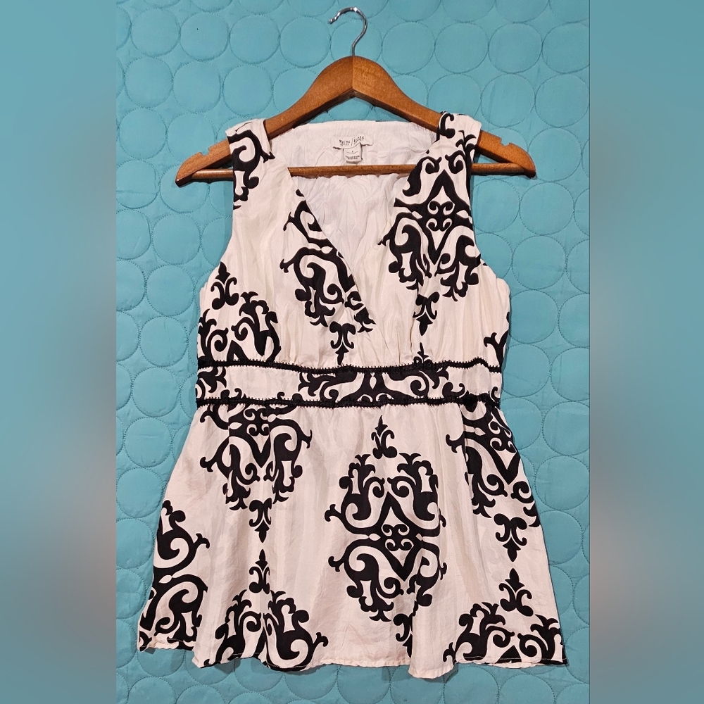White House Black Market Black and White V-Neck Sleeveless Blouse‎ Silk Size S